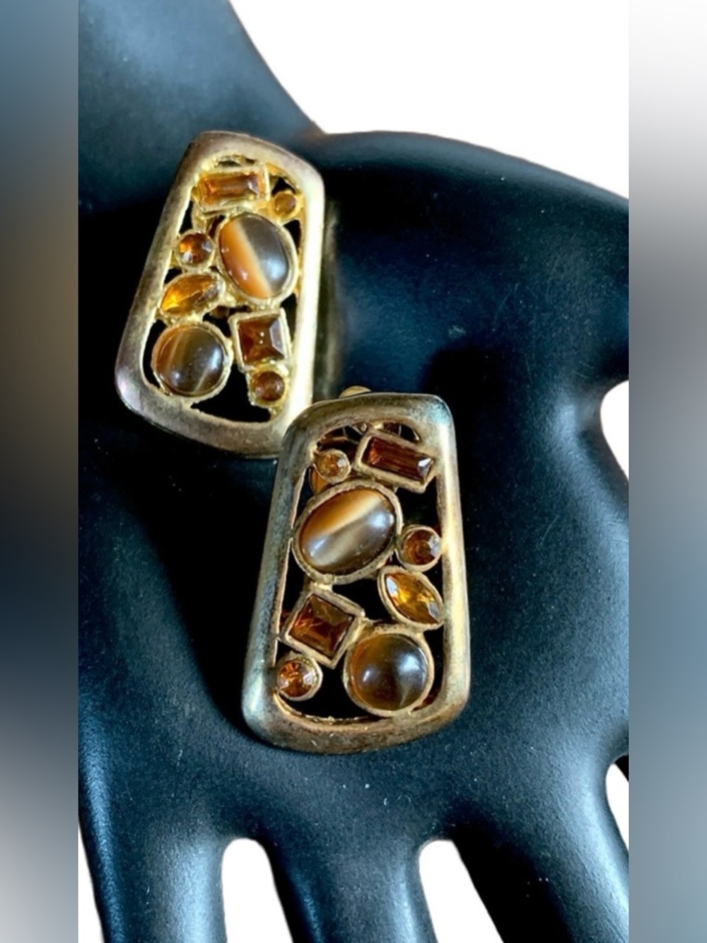 VINTAGE 1980'S GOLD TONE CLIP ON EARRINGS WITH BROWN FAUX AMBER STONES